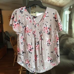 🌷TORRID Floral Pintuck Top